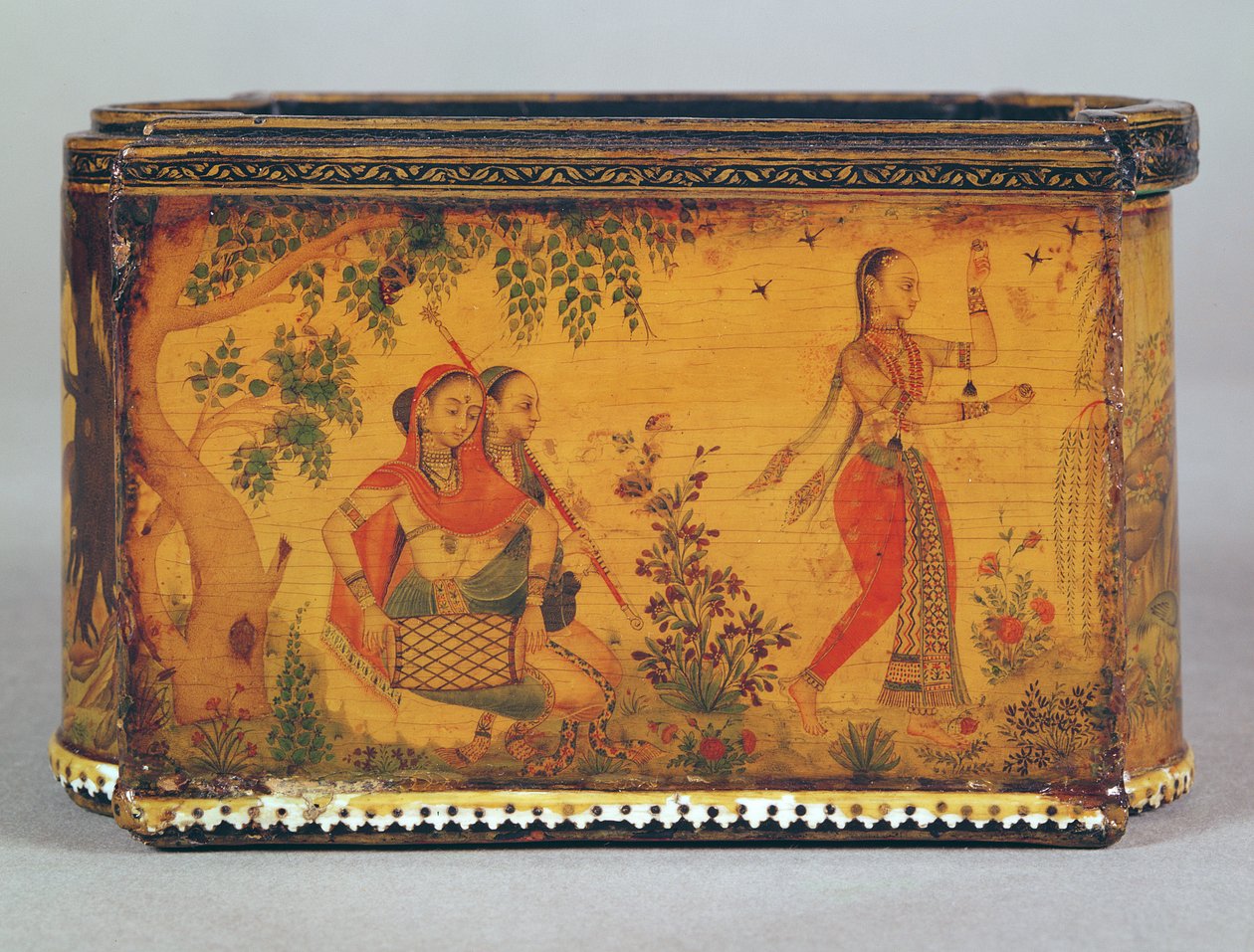 Maalattu ja lakattu laatikko norsunluun hapsuilla, Deccani, n. 1660 (paperimassa) (katso myös 99496) tekijältä Indian School