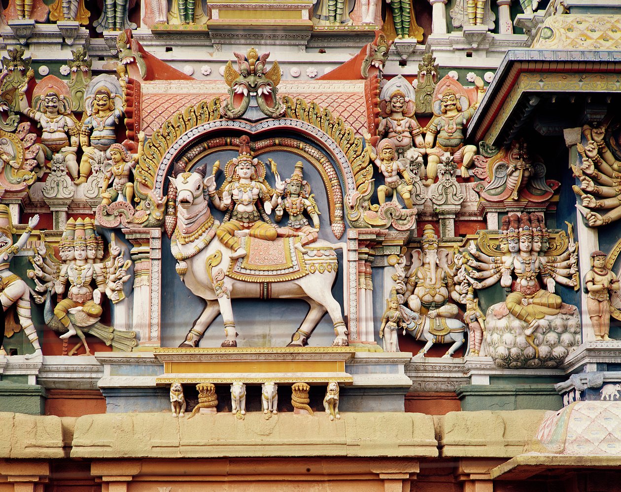 Relief, joka kuvaa Shivaa ja Parvatia ratsastamassa Nandilla (maalattu kivi) tekijältä Indian School