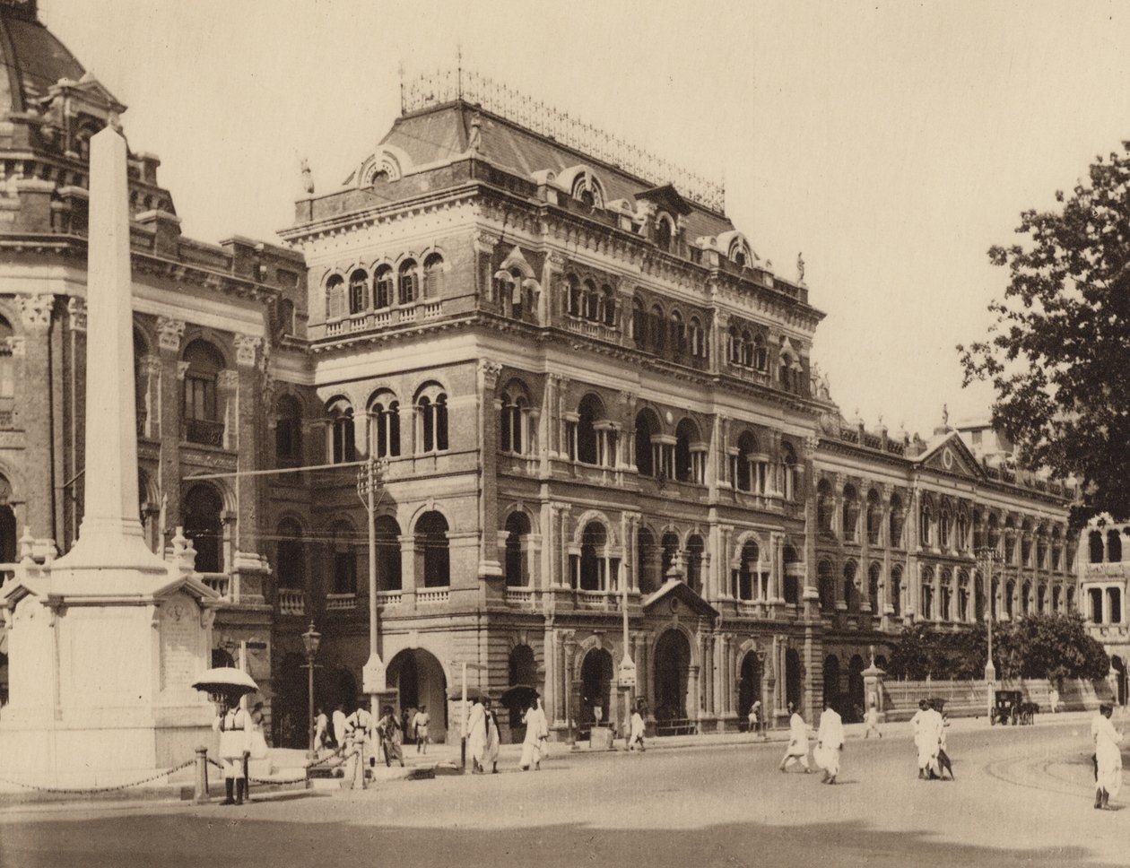 Bengalin sihteeristö, kirjailijoiden rakennukset, etualalla Holwellin muistomerkki (s/w-kuva). tekijältä Indian photographer