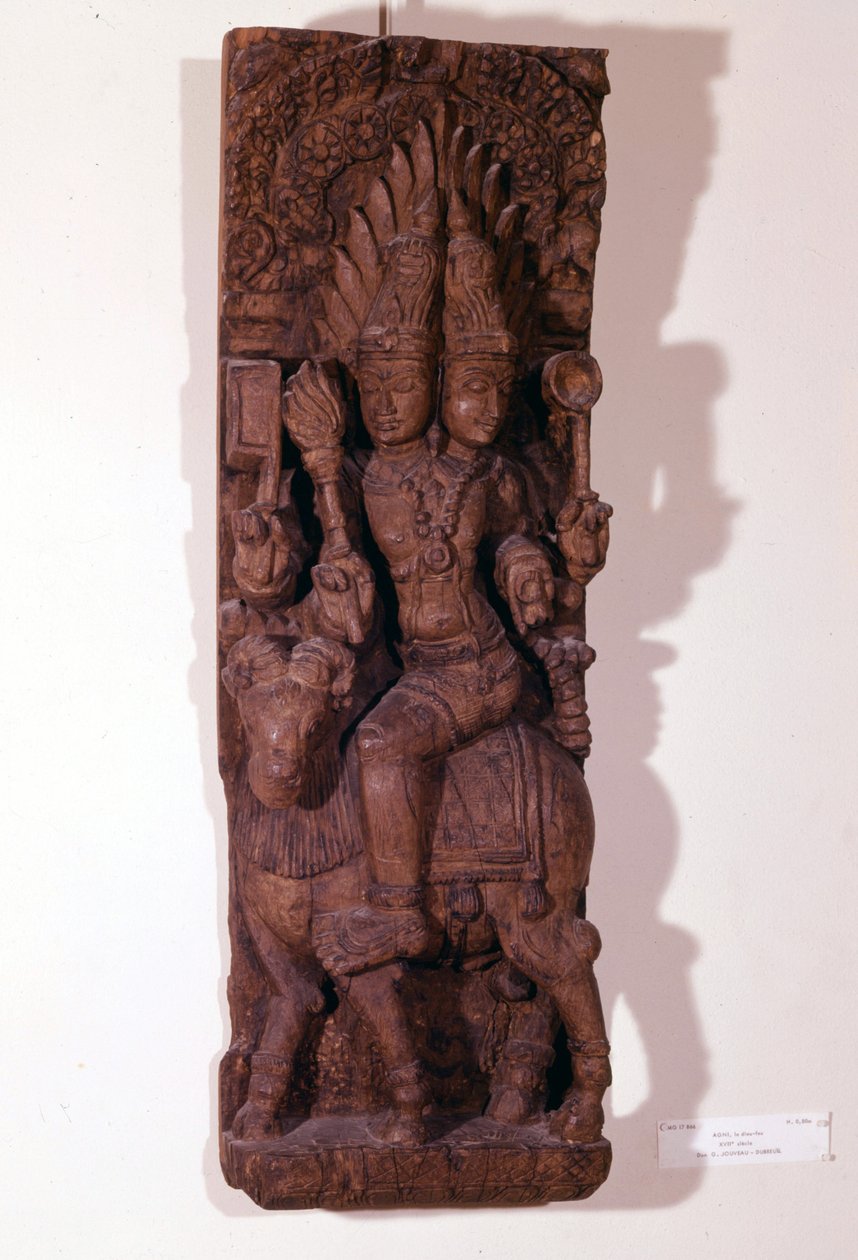 Agni, tulen jumala, kuvattu kahdella päällä (hauispää) pässissä hindujen mytologian mukaan. Puuveistos 1600-luvulta. Pariisi, Musée Guimet. tekijältä Indian School
