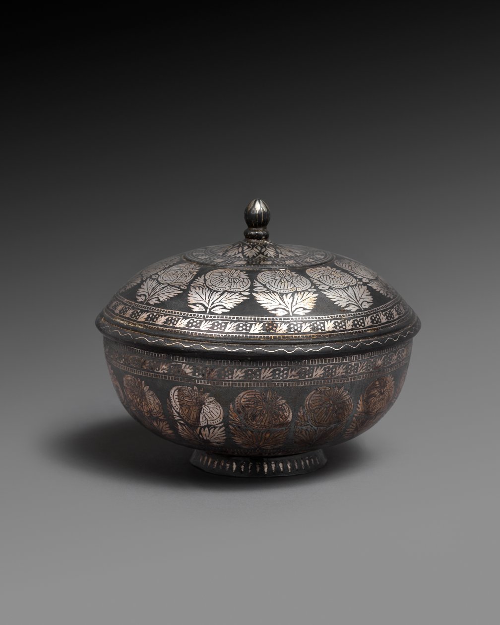 Kulho ja kansi metalliseoksesta hopealla, jokaisessa nauha naturalistisia kukkia, 1700-1899 tekijältä Indian School