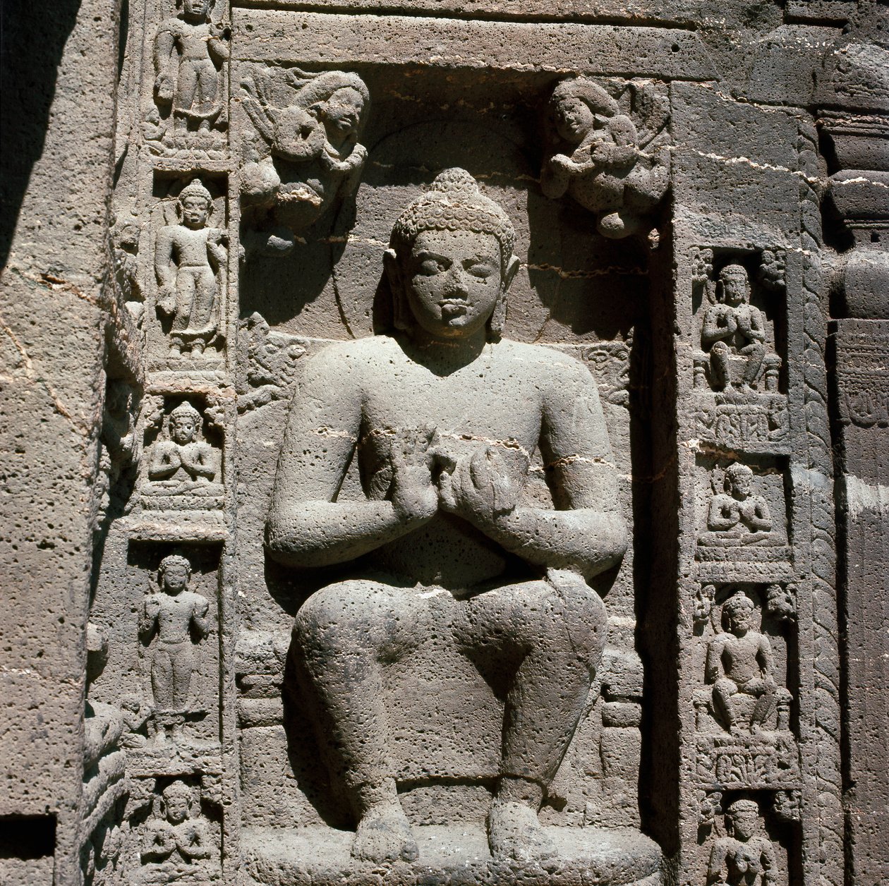 Buddha, veistetty patsas luolassa 19 tekijältä Indian School