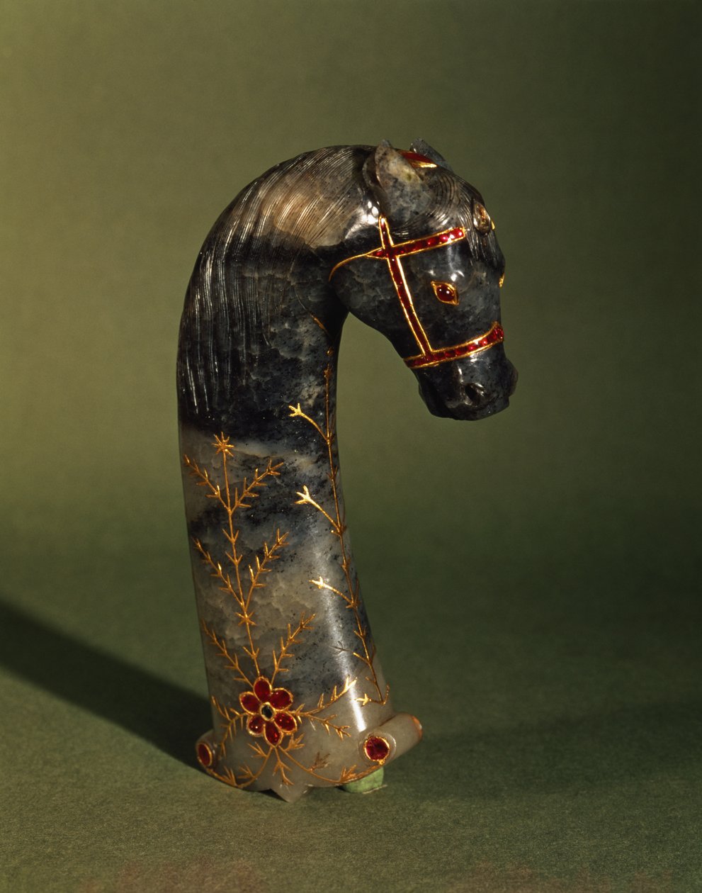 Tikarin kahva hevosen pään muodossa, Mughal, n. 1658-1710 (jade upotettu kultaa ja rubiineja) tekijältä Indian School