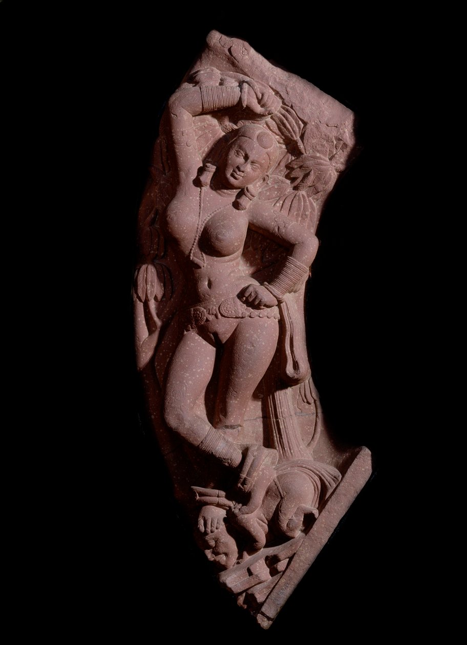 Tytön kiinnitys kääpiöön (punainen hiekkakiviveistos, Kushan Empire) tekijältä Indian School