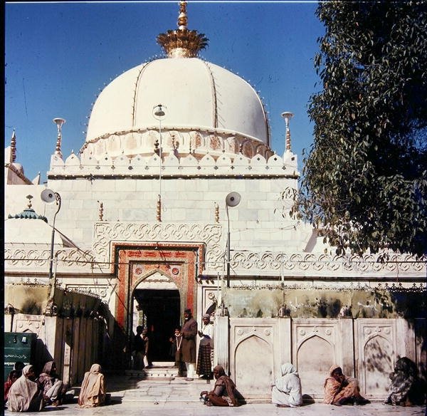 Dargarh Sharif Khwajista: Muin-ud-din Chishti, perustettu vuonna 1166 tekijältä Indian School