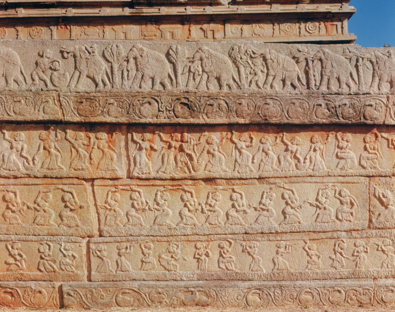 Yksityiskohta seinästä, Mahanavami Dibba (kivi) tekijältä Indian School