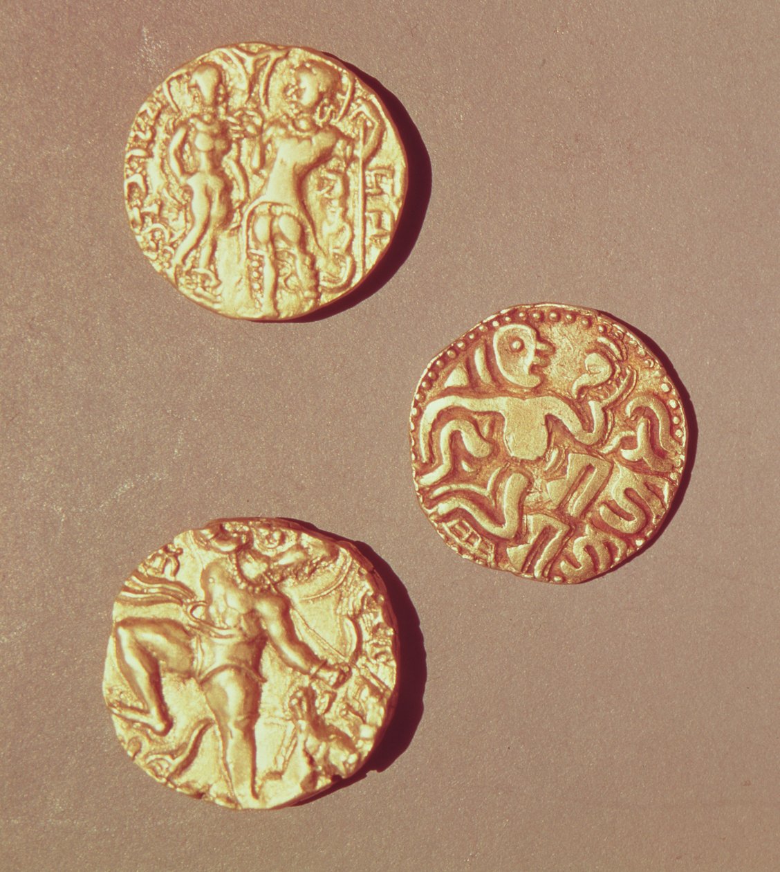Kumargupta I (425-454) Chandragupta I (320-335) ja Sri Rajray (kulta) dinaarit tekijältä Indian School