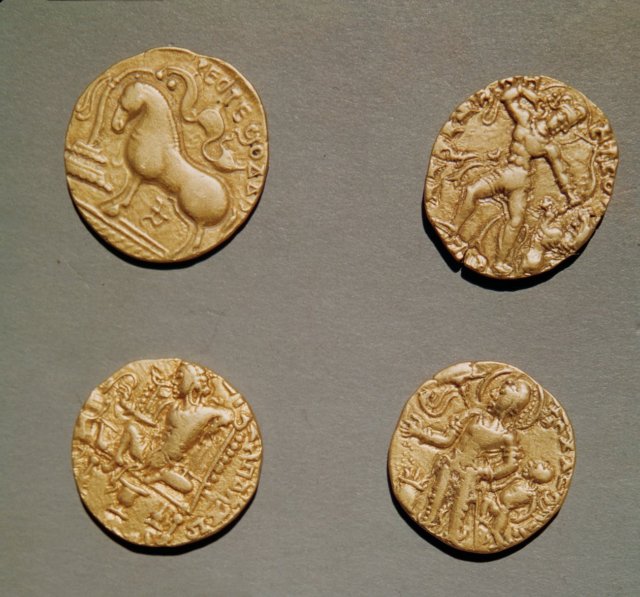 Samudragupta (335-375) Kumaragupta I (415-454) ja Chandragupta I (320-335) dinaari (kulta) tekijältä Indian School