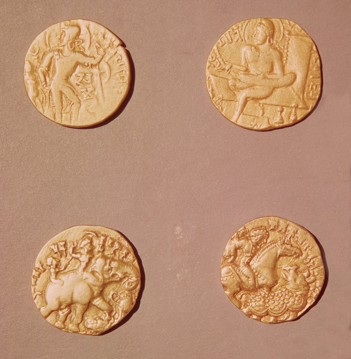 Samudraguptan (335-375) ja Kumargupta I:n (415-454) dinaari (kulta) tekijältä Indian School