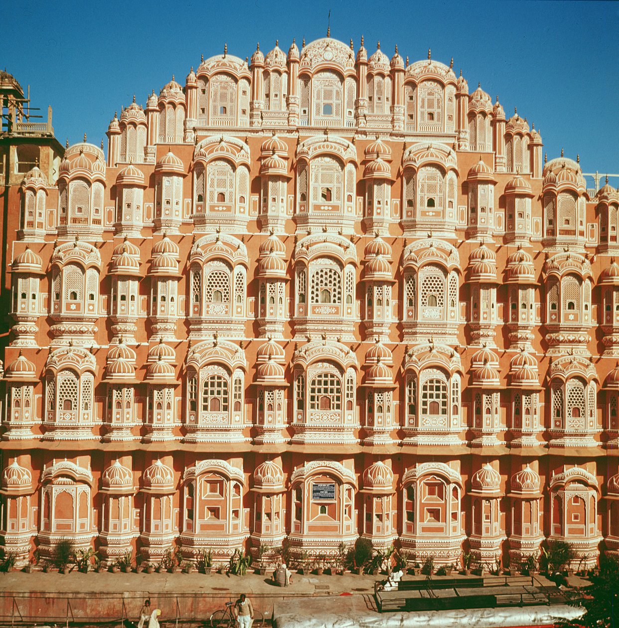 Hawa Mahal (tuulien palatsi) rakennettu vuonna 1799 (katso myös 121219 & 208426) tekijältä Indian School