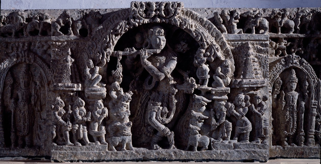 Hindulaisuus: "" Krishna tai Venugopala, huilulehmien mestari"" Musta kiviveistos, keskiosa (Krishna Venugopalana) 1100-luku (1100-luku) Halebidusta, Mysore - Kalkutta, Intian museo tekijältä Indian School