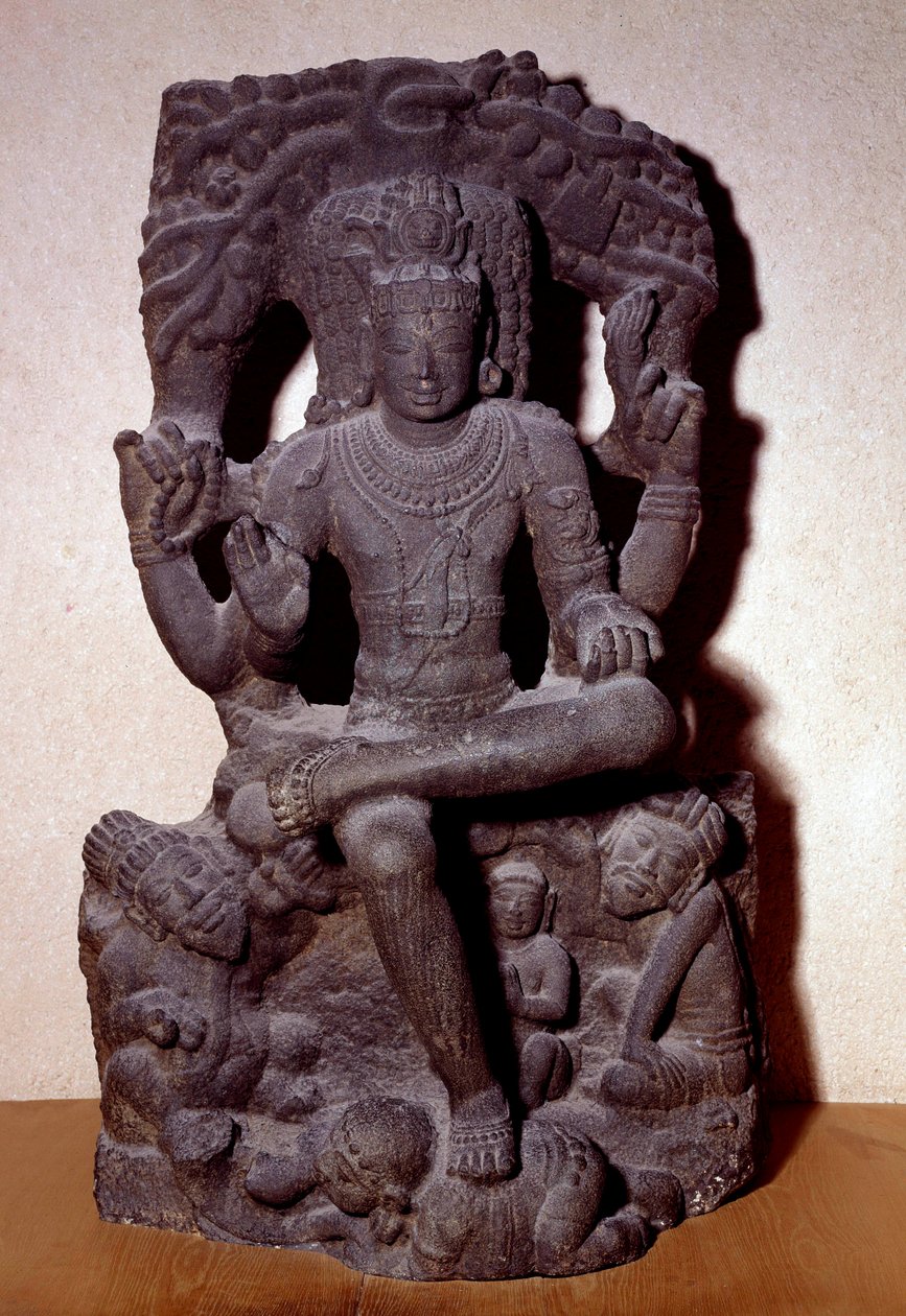 Hindulaisuus: esitys yhdestä Shivan ilmenemismuodoista, joka istuu kivellä, neljällä kädellä, pitelee rukousta, tulta, opetuksen ja lahjan eleenä. Veistos 1100-1200-luvulta Dim. 1,2 m; Etelä-Intiasta. C.T Loo Collection tekijältä Indian School