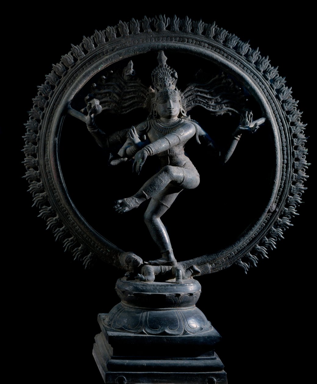 Hindulaisuus: esitys jumalasta Shiva Nataraja, tanssin jumala (Shiva Nataraja, tanssin herra) Pronssiveistos 1100-luku (1100-luku) Kolkata, Intian museo tekijältä Indian School