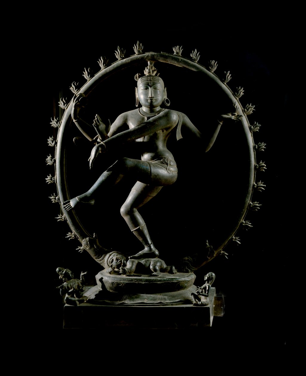 Hindulaisuus: esitys jumalasta Shiva Nataraja, tanssin jumala (Shiva Nataraja, tanssin herra) Pronssiveistos 1100-luku (1100-luku) Kolkata, Intian museo tekijältä Indian School