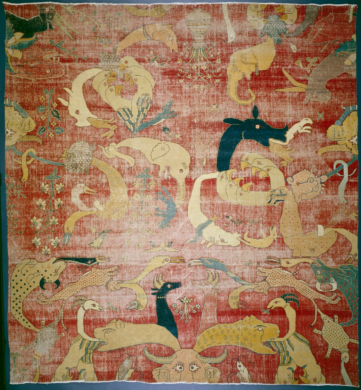 Osa matosta upeilla eläimillä punaisella pohjalla, Mughal, n. 158085 (puuvilla- ja villakasa) tekijältä Indian School