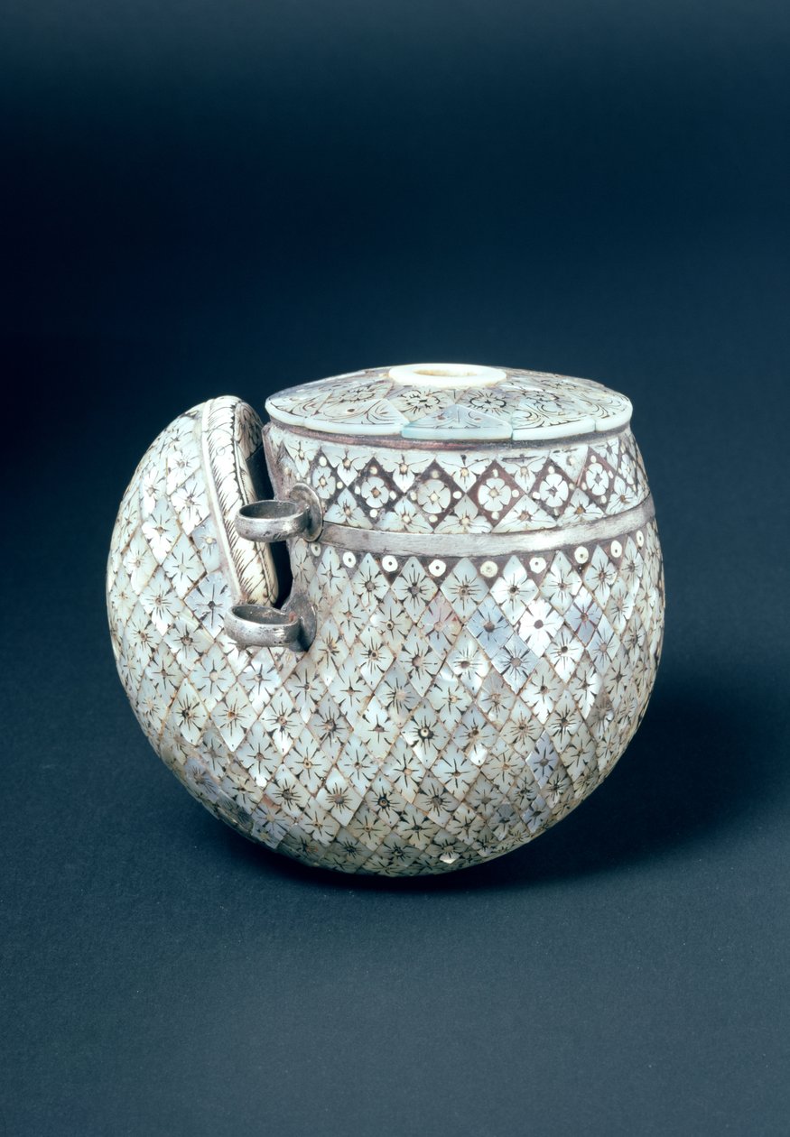 Puuterisarvi, intialainen, 1700-luku (sarvi ja helmiäinen) tekijältä Indian School