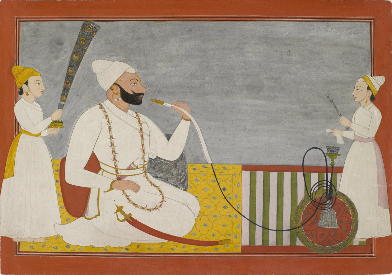 Raja Ajmat Dev Mankotista vesipiippua polttamassa, noin 1730 (guassi, hopea ja kulta paperille). tekijältä Indian School