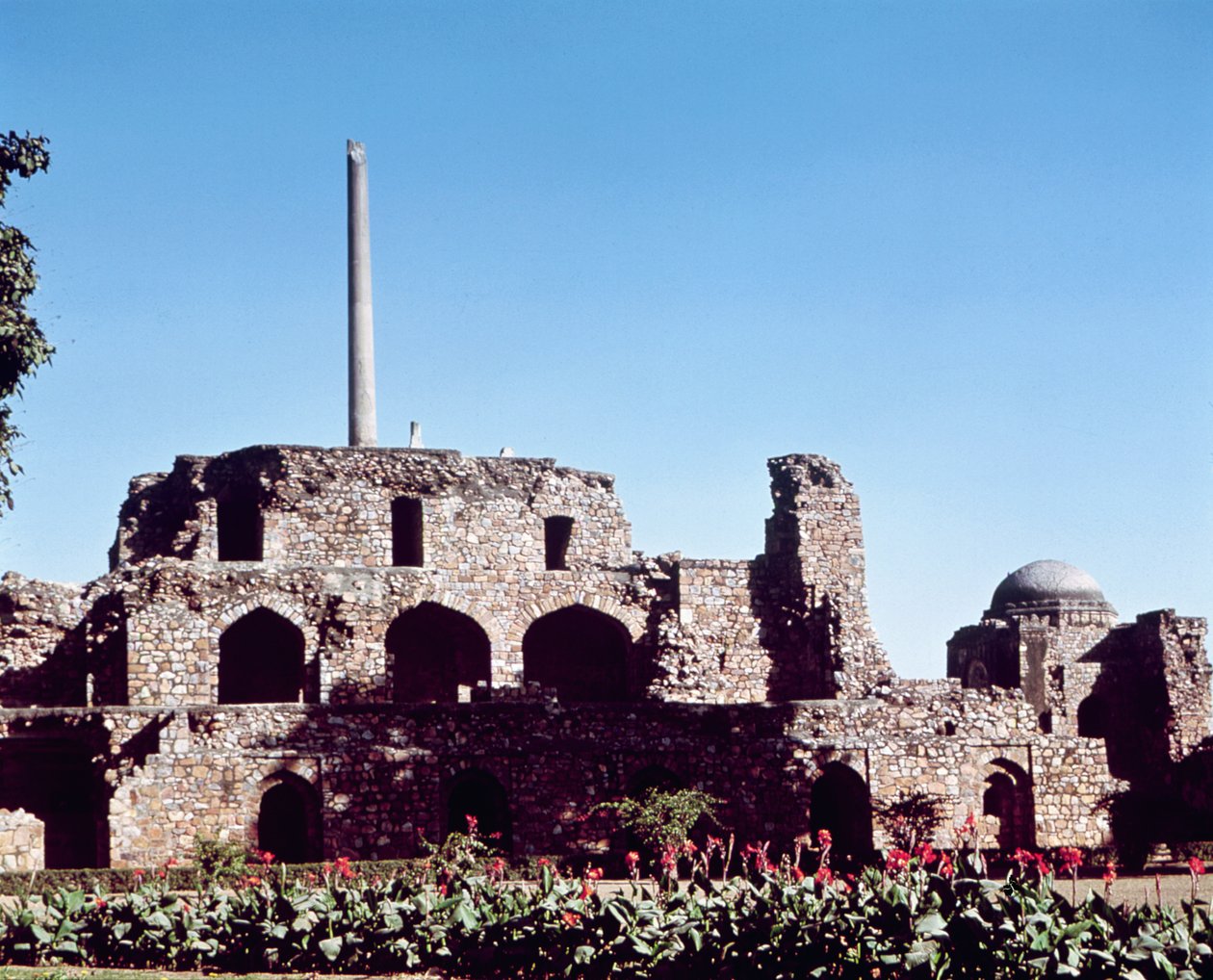 Firuz Shah Tughluqin (1351-88) perustaman Kotla Firuz Shahin linnoituksen rauniot tekijältä Indian School