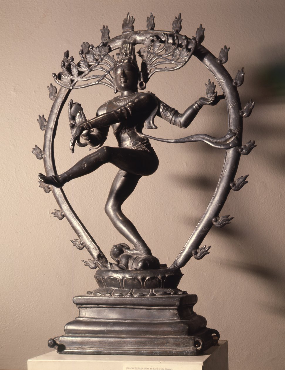 Shiva Nataraja tanssin herrana, n.846 (pronssi) tekijältä Indian School
