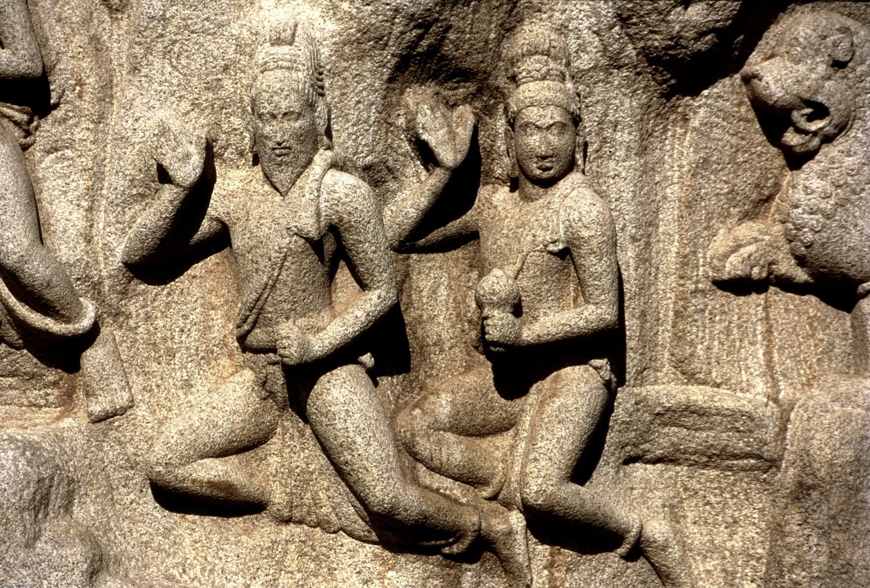 Shiva antaa lahjan, yksityiskohta veistoksesta, joka kuvaa Arjunan katumusta Mahabharatasta, Pallava (kivi). tekijältä Indian School
