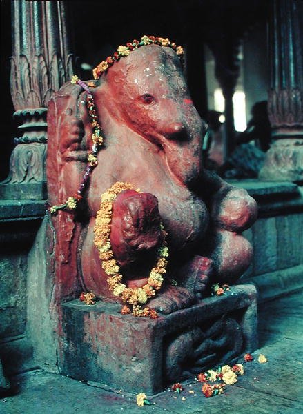 Elefanttijumala Ganesh (maalattu kivi) tekijältä Indian School