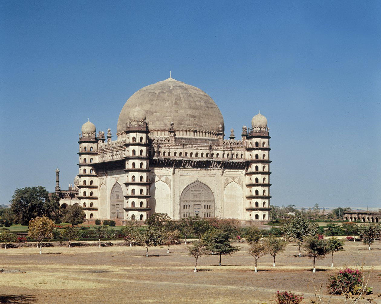 Näkymä Gol Gumbazille, Mohammed Adil Shah II:n (1627-57) mausoleumi, rakennettu vuonna 1659 tekijältä Indian School