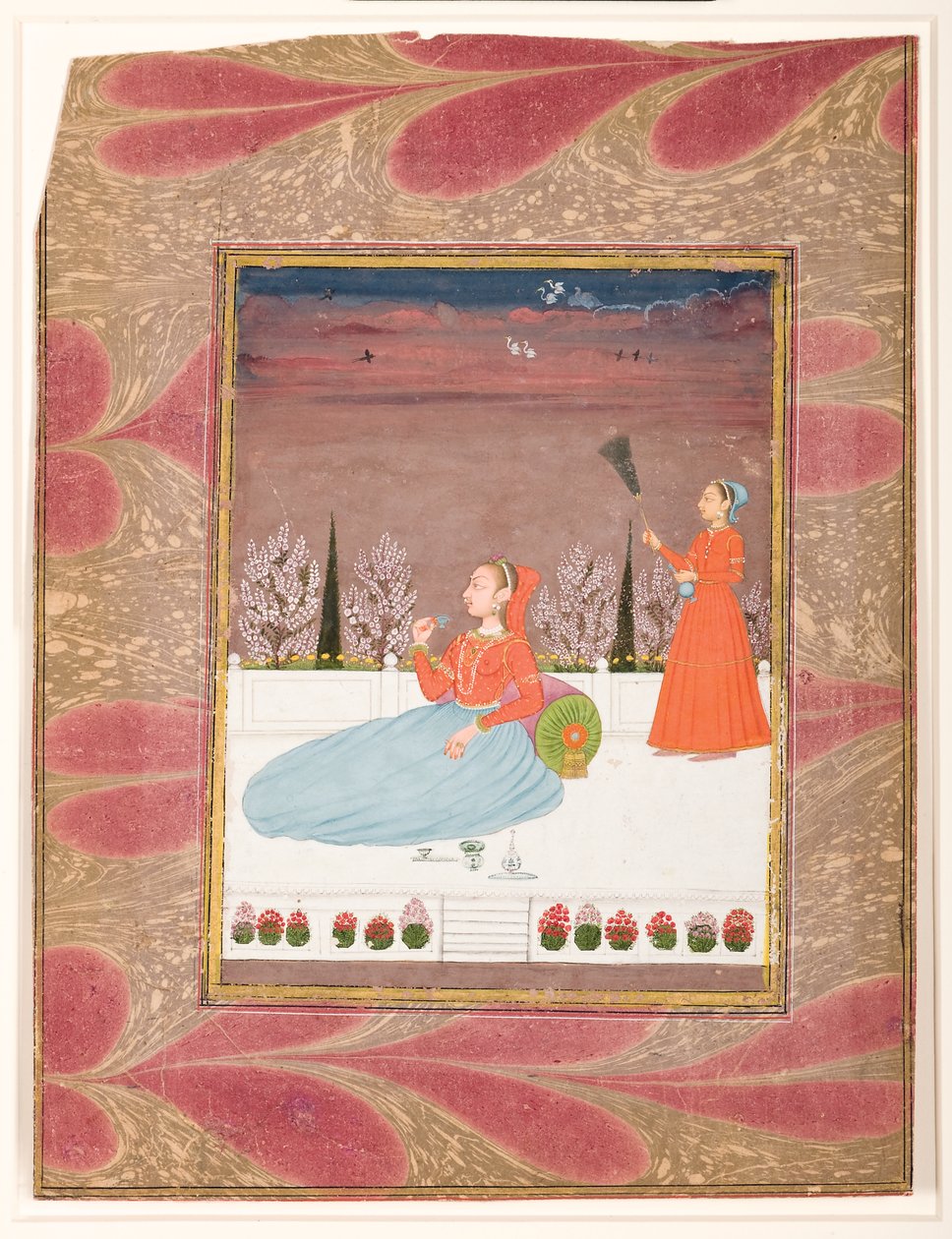Nainen istuu terassilla palvelijan kanssa chaurilla, n. 1735 (läpinäkymätön wc ja kultaa paperilla) tekijältä Indian School
