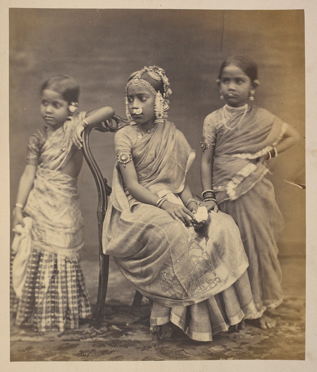Ryhmä lapsia Madrasista, korujen käyttötapa, n. 1870 (seepiakuva) tekijältä Indian photographer