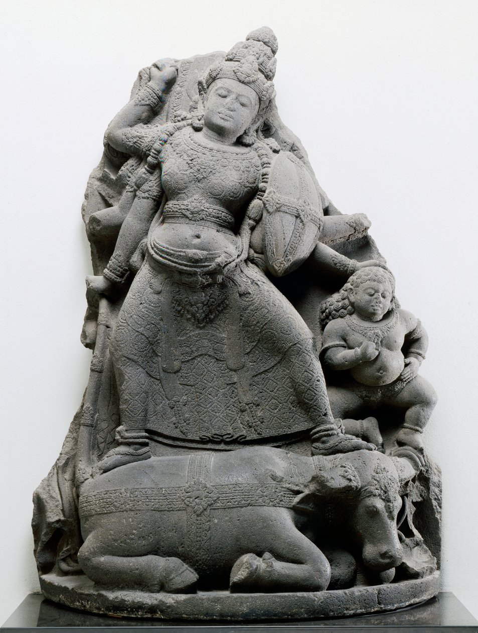 Durga surmaa Mahisan, n. 1300 (vulkaaninen kivi) tekijältä Indonesian School
