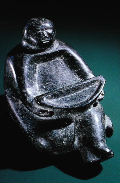 Figuuria pitelevä tarjouskulho, Cape Dorsetista (vuolukivi) tekijältä Inuit School