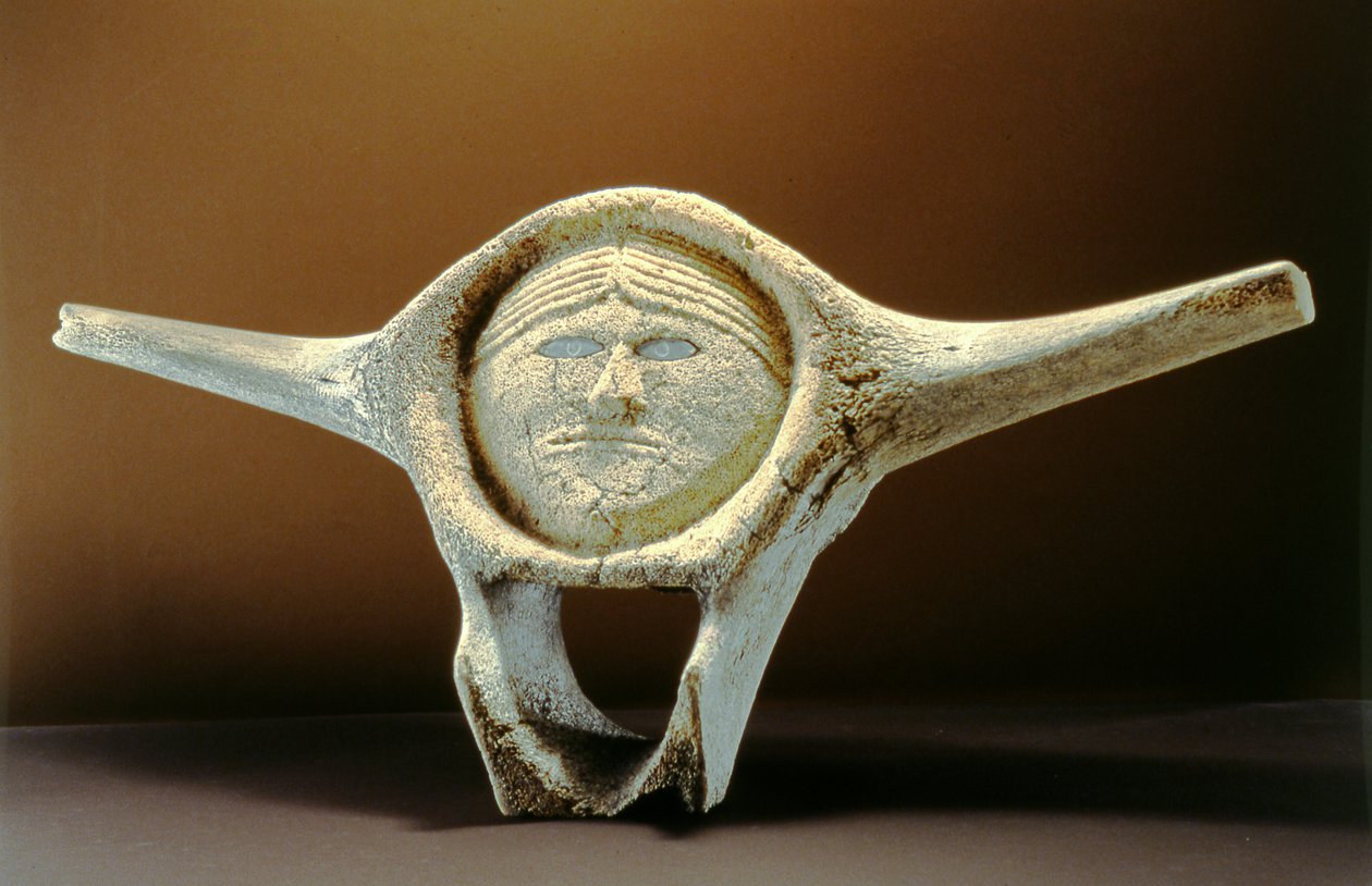 Janus Head, Cape Dorsetista (valan nikamat) (katso lisätietoja numerosta 228681) tekijältä Inuit School