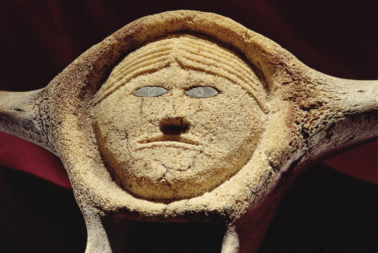Janus Head, Cape Dorsetista (valan nikamat) (katso myös 228680) tekijältä Inuit School