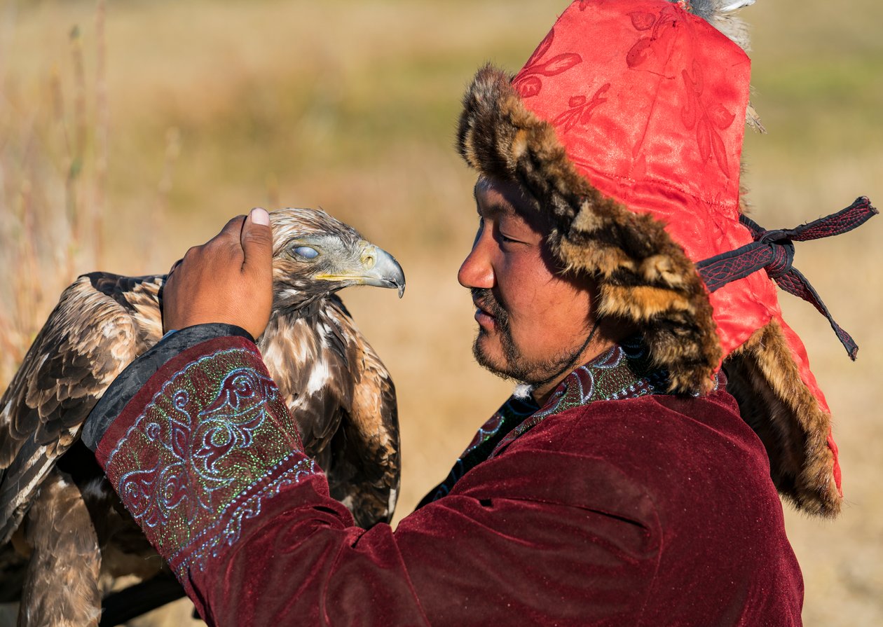 Kazakstanilainen kotkanmetsästäjä lähellä Bayanin kylää Länsi-Mongoliassa, 2016 (kuva). tekijältä Ira Block