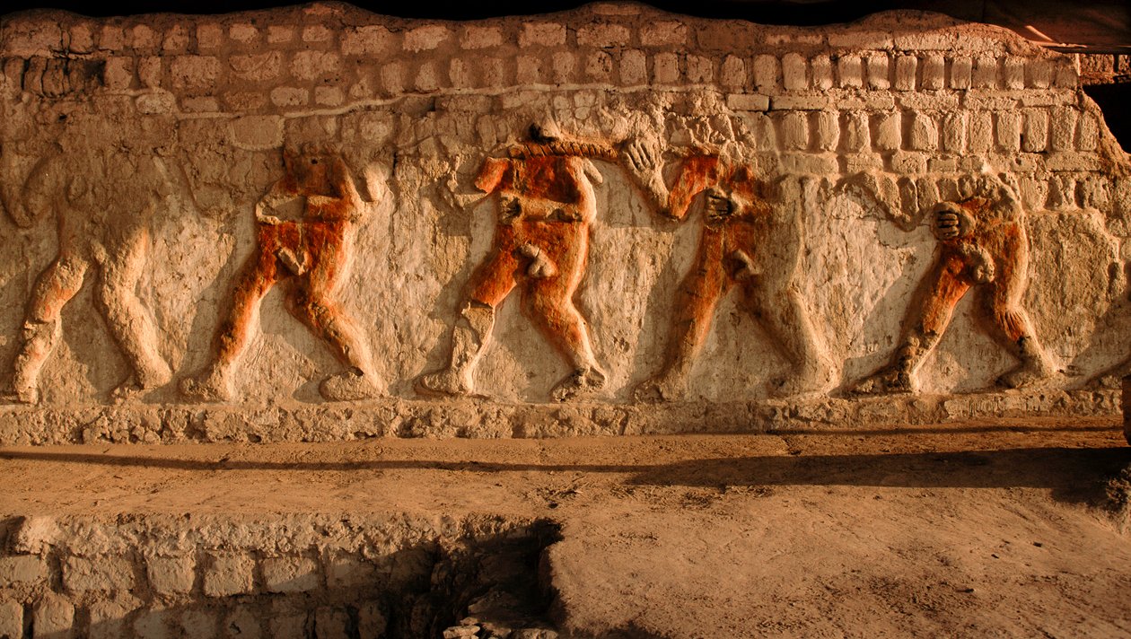 Moche-vankien alastomia vankeja esittävä friisi Huaca Cao Viejon muureilla El Brujossa, joka on syrjäinen Moche-pyramidien rauniokompleksi. Moche-kulttuuri hallitsi Perun pohjoisrannikkoa noin vuodesta A.... lähtien. tekijältä Ira Block