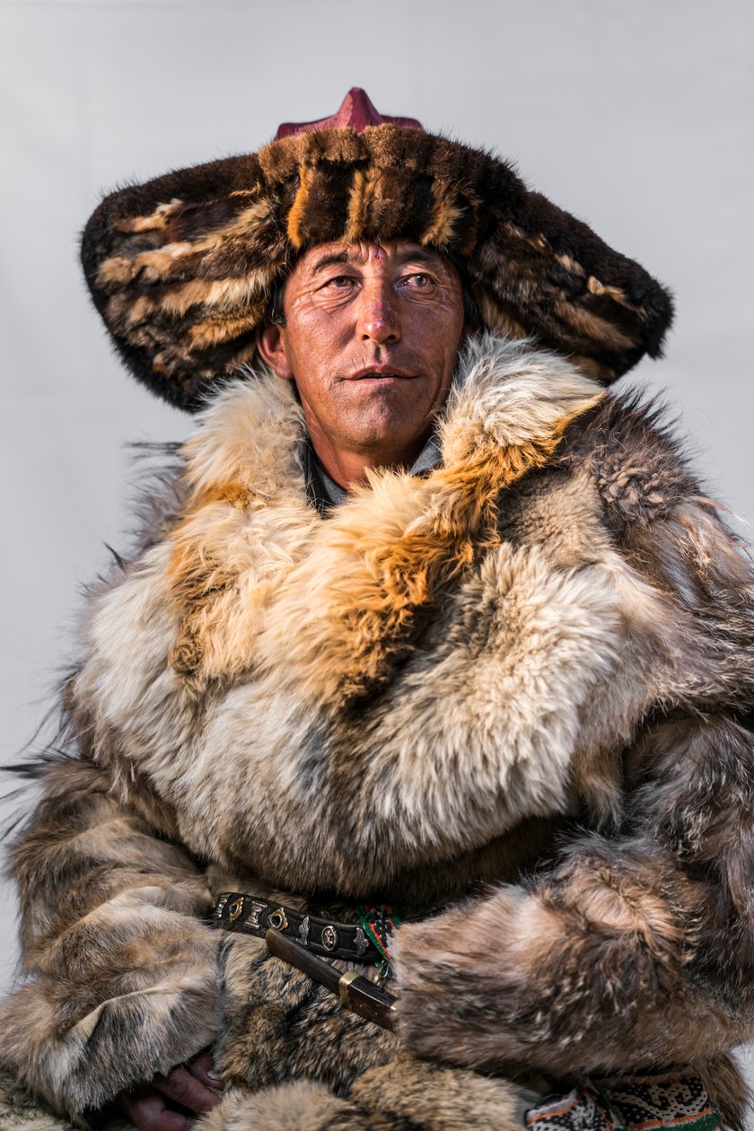 Muotokuva kazakstanilaisesta kotkanmetsästäjästä Länsi-Mongoliassa, 2016 (kuva). tekijältä Ira Block