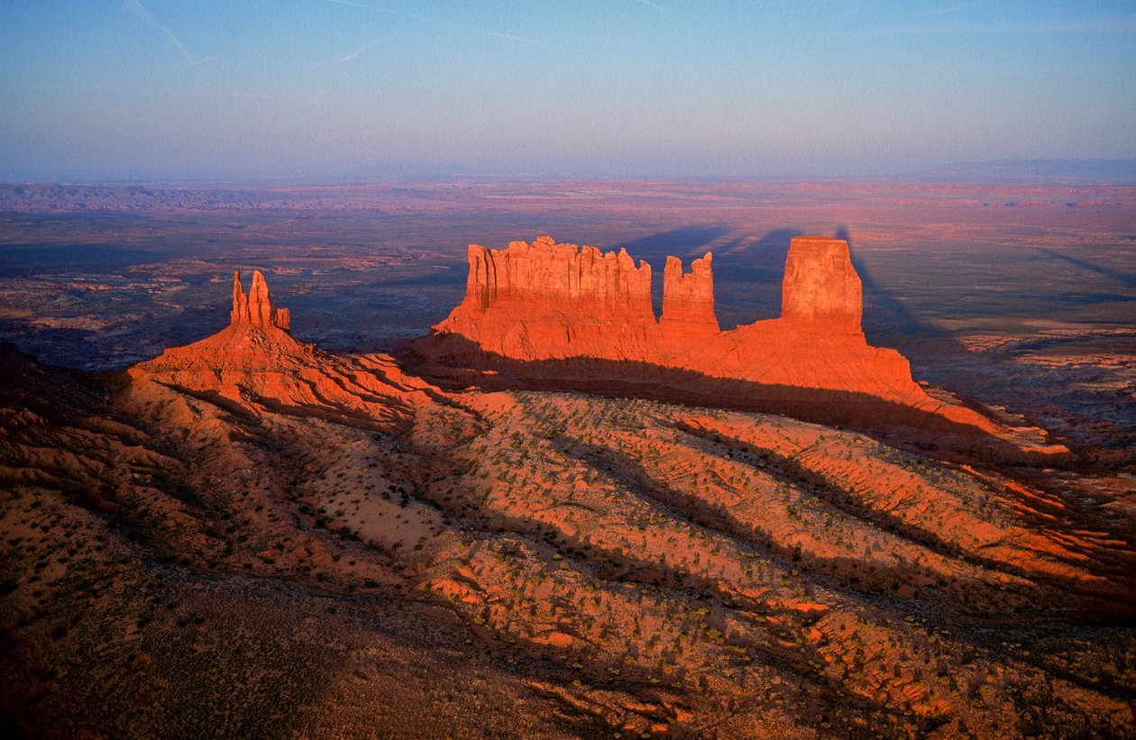 Ilmakuva kalliomuodostelmista Monument Valleyssa Utahissa. tekijältä Ira Block
