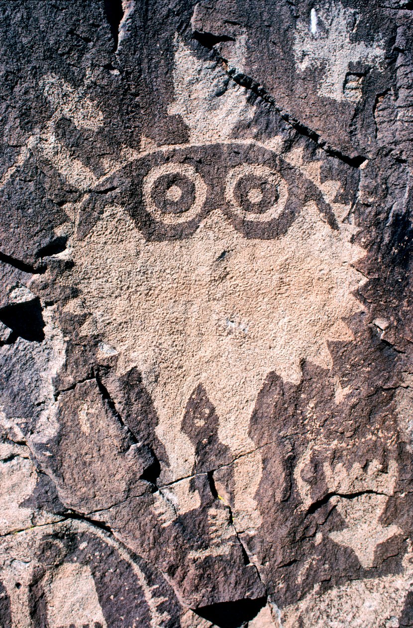 Anasazi Petroglyph (kalliotaide) kaiverrukset New Mexicossa. tekijältä Ira Block