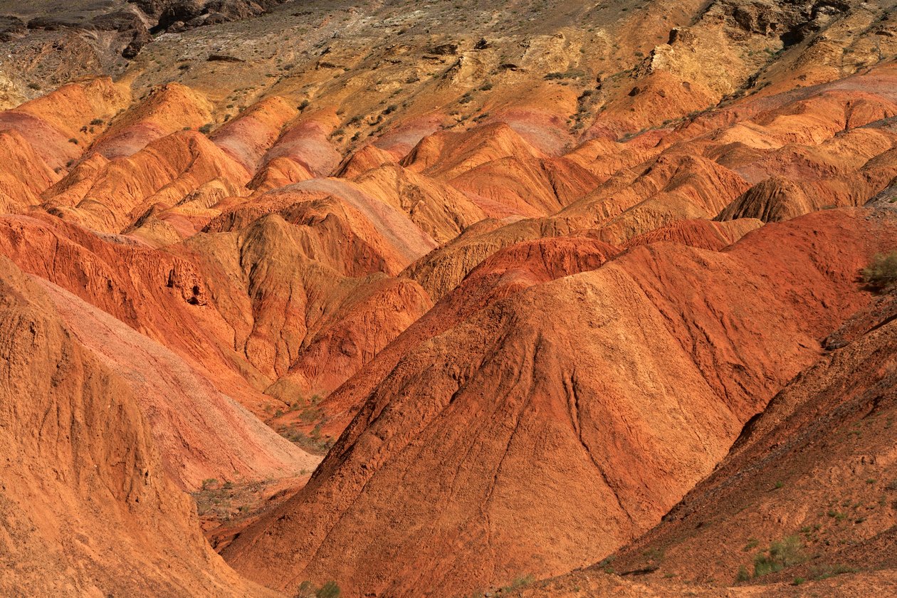 Värikkäitä kiviä lähellä leirintäaluetta Wu Cai Wanissa Gobin autiomaassa, Xinjiang,..., 2007 (kuva) (kuva) tekijältä Ira Block