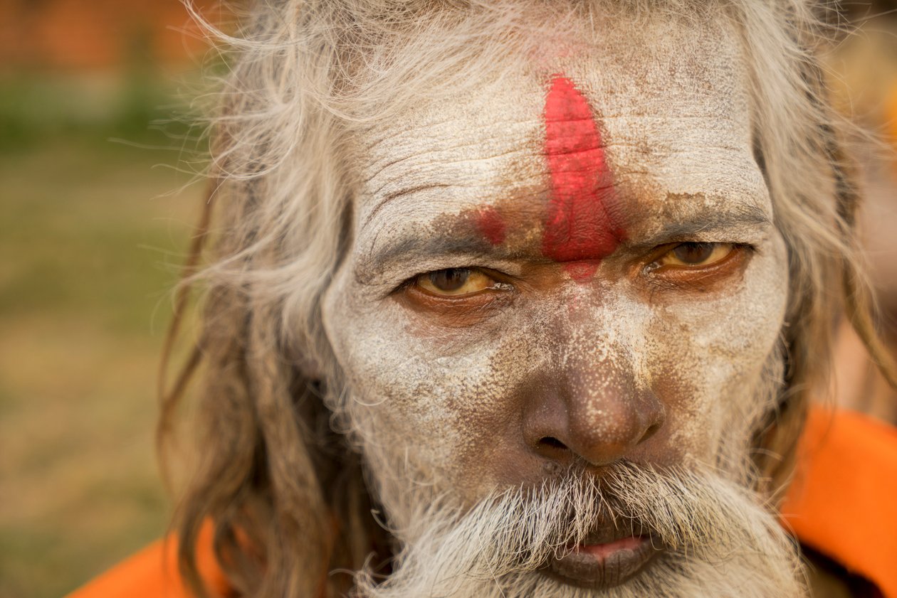 Pyhiä miehiä Pashupatinath-temppelissä Bagmati-joen rannalla Kathmandussa, Nepalissa, 2014 (kuva). tekijältä Ira Block