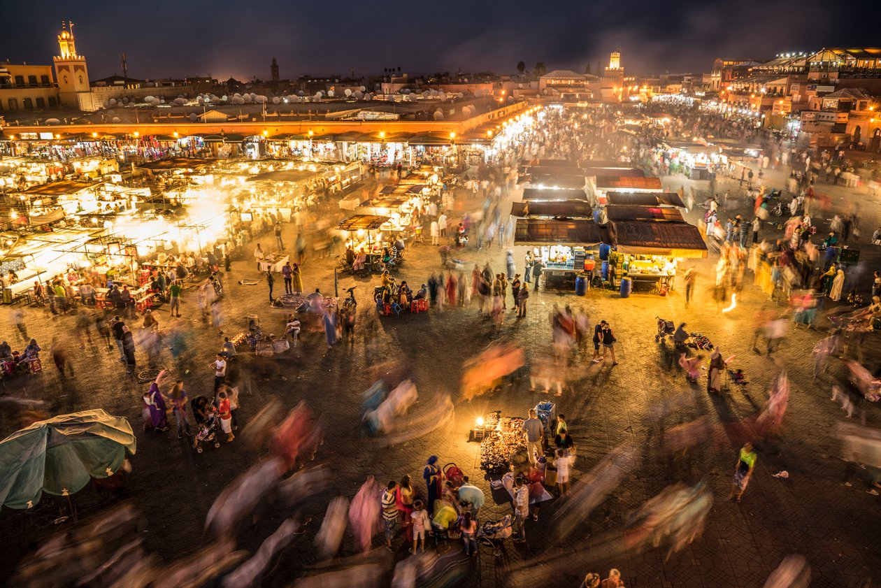 Katse alas Jemaa el-Fnaalle, medinan torille, Marrakech, 2014 (kuva). tekijältä Ira Block