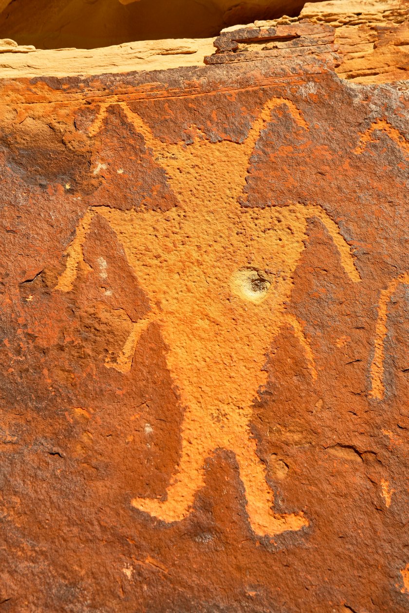 Vernalin lähellä, UT McKee Springsissä, Fremont-petroglyfejä, joissa soturit pitävät trofeepäätä, 2005 (kuva). tekijältä Ira Block