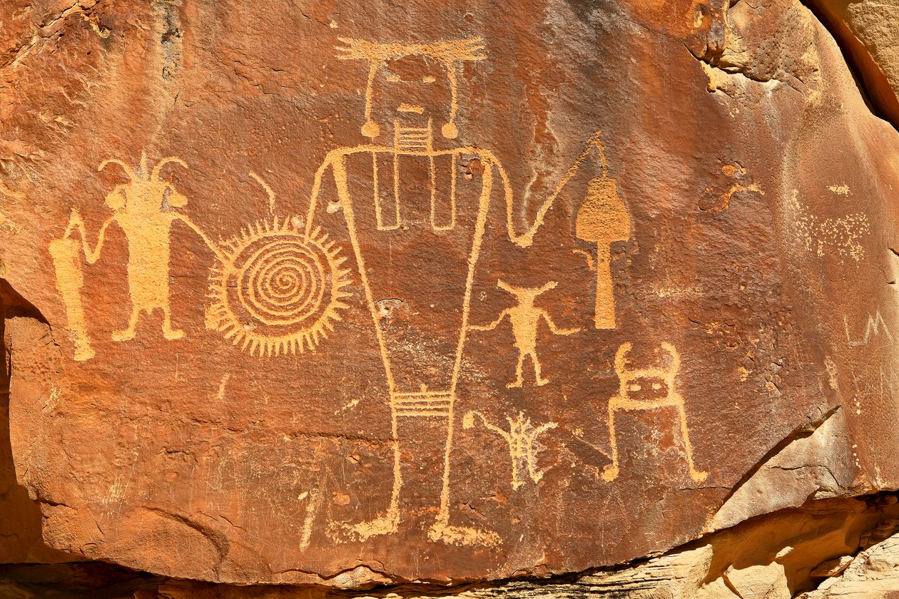 Vernalin lähellä, UT McKee Springsissä, Fremont-petroglyfejä, joissa soturit pitävät trofeepäätä, 2005 (kuva). tekijältä Ira Block