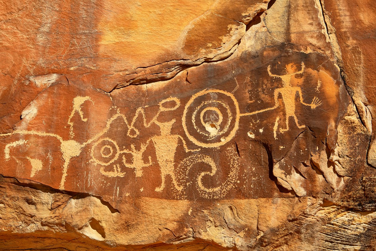Vernalin lähellä, UT McKee Springsissä, Fremont-petroglyfejä, joissa soturit pitävät trofeepäätä, 2005 (kuva). tekijältä Ira Block