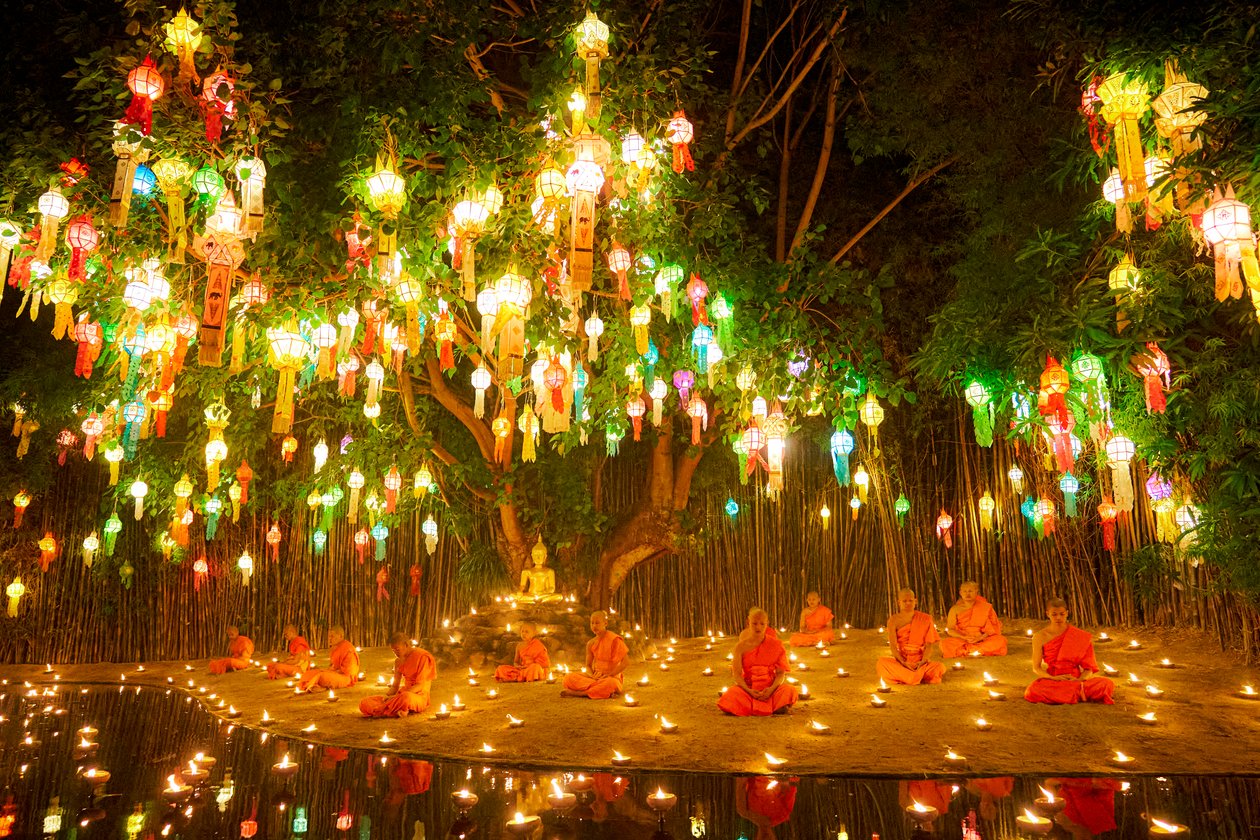 Aloittelevat munkit Wat Phan Thaossa Loy Krathong -festivaalin (Yee Peng) aikana Chiangmaissa, Thaimaassa, 2019 (kuva). tekijältä Ira Block