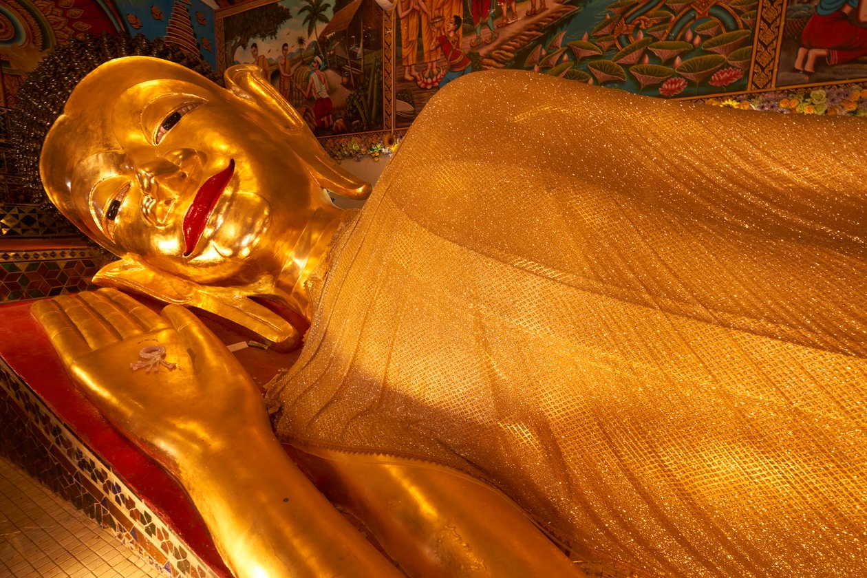 Makuuasennossa oleva Buddha-patsas Wat Phra Panissa (Phra Non Mae Puka), Chiangmai, Thaimaa, 2019 (kuva) (kuva) tekijältä Ira Block