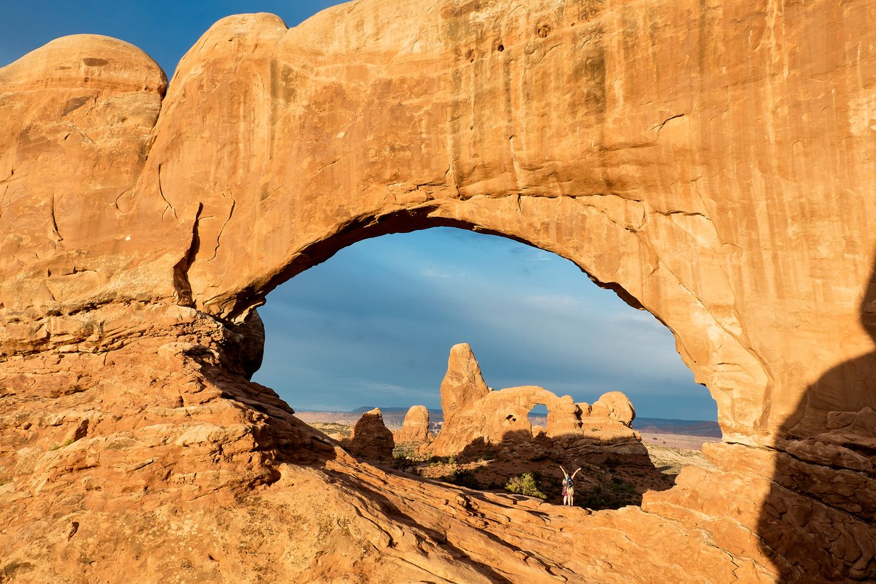 Auringonnousun valo Window Archissa Archesin kansallispuistossa, joka sijaitsee Moabin ulkopuolella Utahissa, 2012 (kuva). tekijältä Ira Block