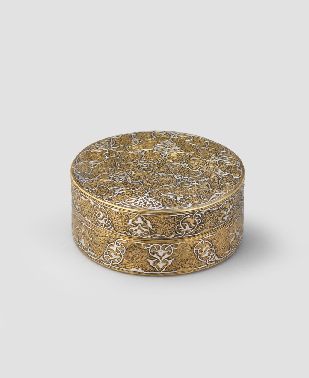 Laatikko, jossa lieriömäinen kansi, kaiverrettua messinkiä hopealla upotettuna, myöhemmin kullattu ja mahdollisesti lisätty sisänauha, 1400-c.1525 tekijältä Iranian School