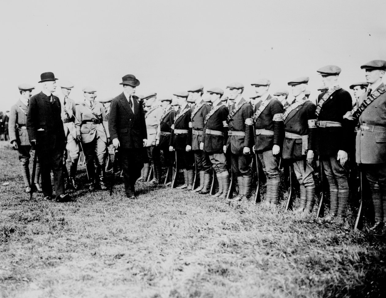 Edward Carson (1854-1935) tarkastamassa Ulsterin vapaaehtoisia Irlannin kiistan aikana vuonna 1914 tekijältä Irish Photographer