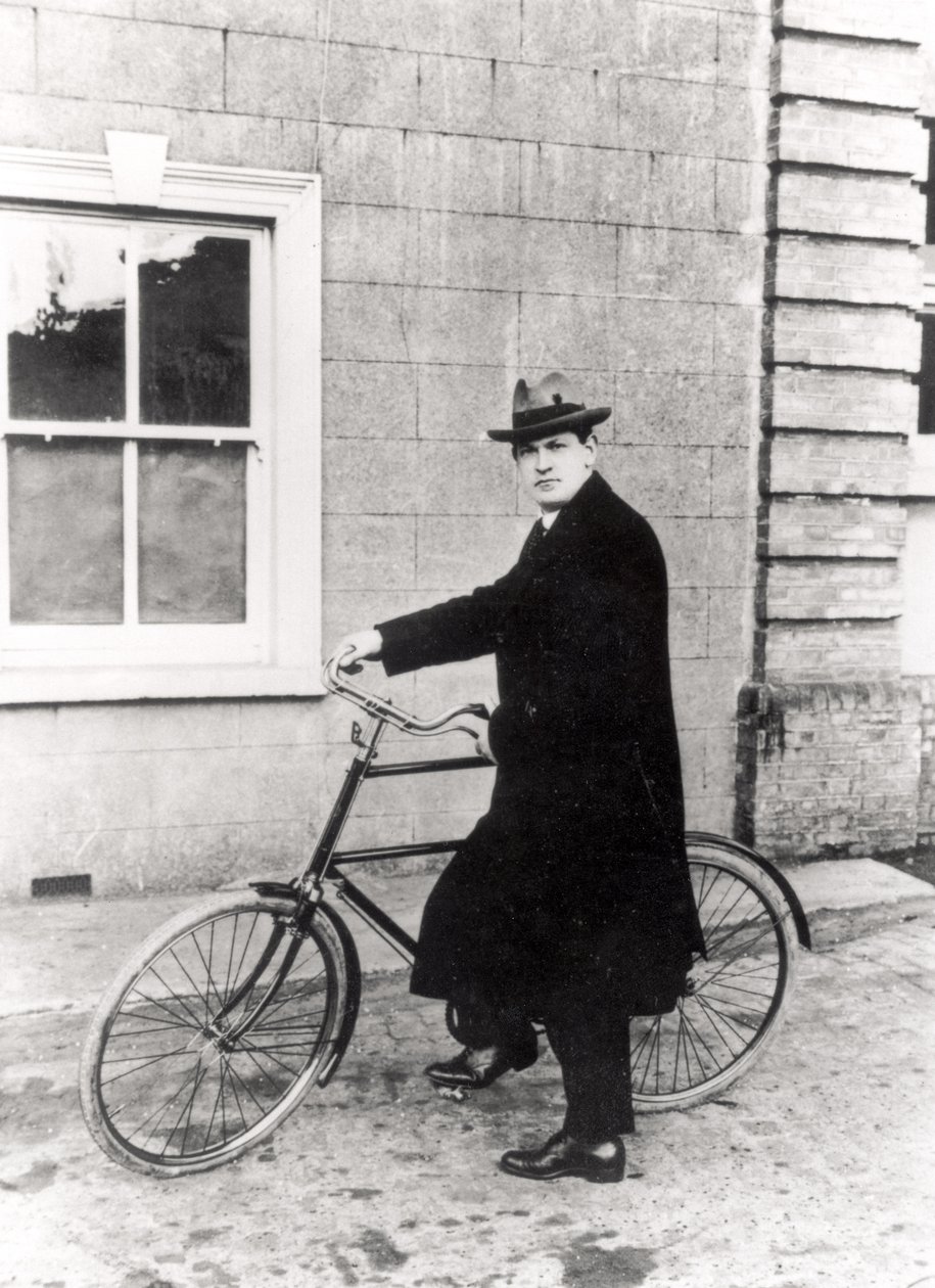 Michael Collins (1870-1922) kuuluisan polkupyöränsä kanssa. tekijältä Irish Photographer