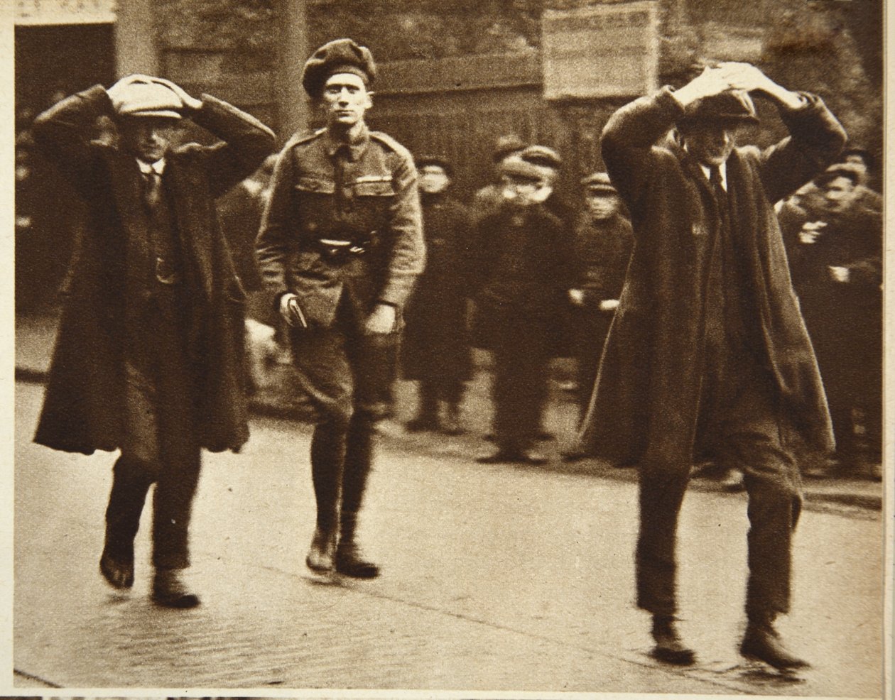 Brittijoukot pidättivät kaksi Sinn Feinin jäsentä Dublinin työministeriön toimistoon tehdyn ratsian aikana, 1920 (seepiakuva) tekijältä Irish Photographer